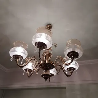 Lampada da soggiorno dorata e bianca