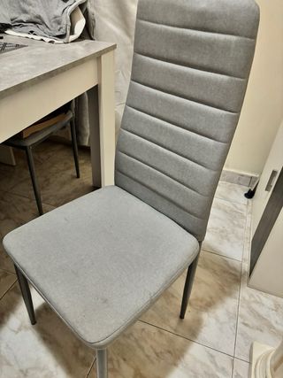 Mesa de salón con 4 sillas grises