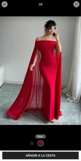 Vestido de gala rojo con capa