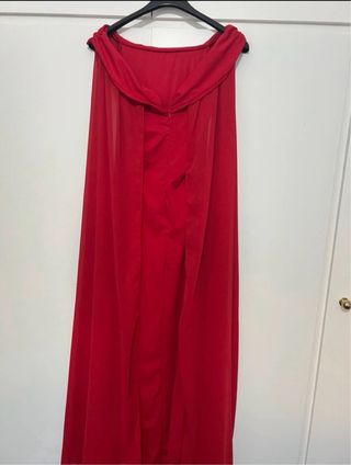 Vestido de gala rojo con capa