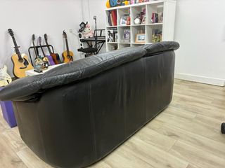Sofá de piel negro