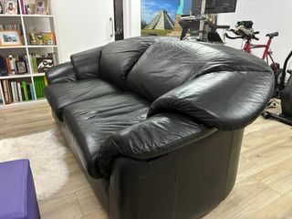 Sofá de piel negro