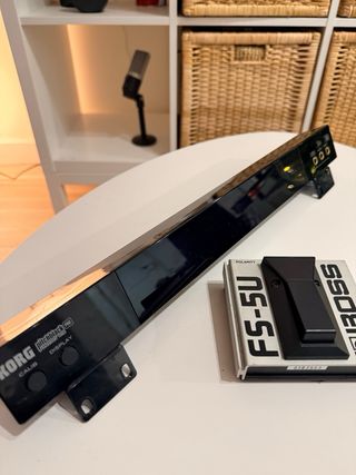 Afinador Korg Pitchblack Pro + Boss FS-5U