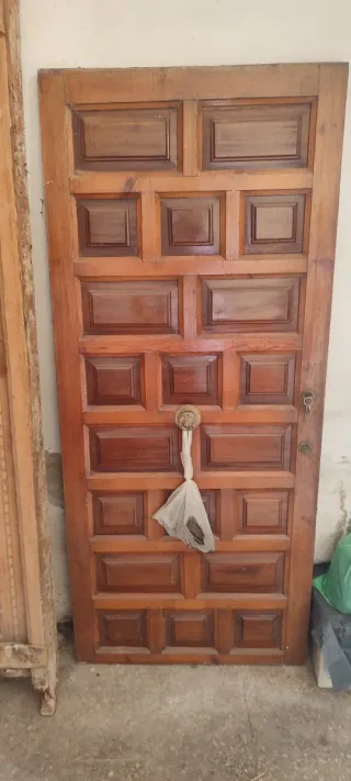 Puerta de madera tallada