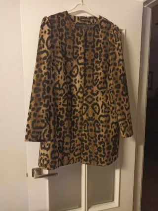 Abrigo corto Punto Roma estampado leopardo .