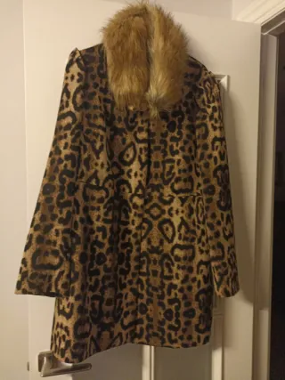 Abrigo corto Punto Roma estampado leopardo .