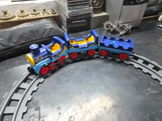 Tren de juguete azul y amarillo
