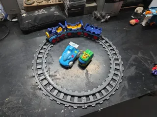 Tren de juguete azul y amarillo
