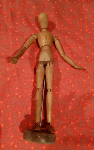 Maniquí de madera articulado. Altura 33 cm.