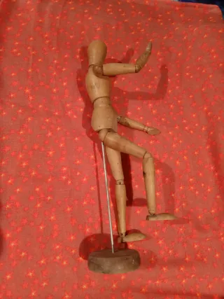 Maniquí de madera articulado. Altura 33 cm.