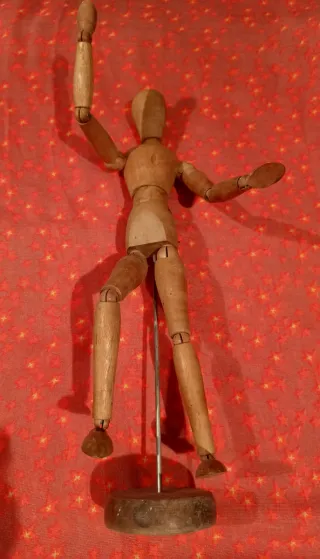 Maniquí de madera articulado. Altura 33 cm.