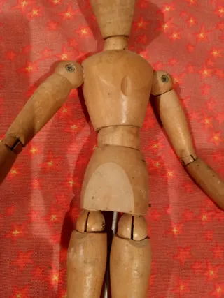 Maniquí de madera articulado. Altura 33 cm.