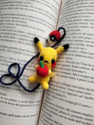 Marcador Amigurumis Pikachu con manzana Pokémon
