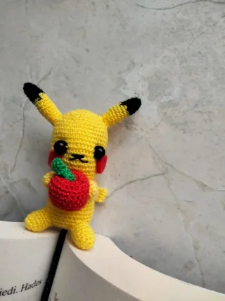 Marcador Amigurumis Pikachu con manzana Pokémon