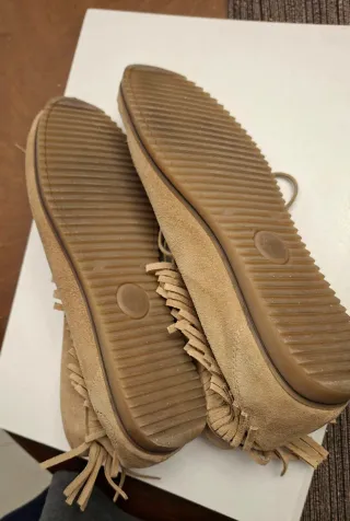 Mocasines piel vacuno beige cordones y flecos.