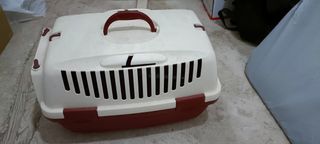 Jaula transporte mascotas beige y rojo