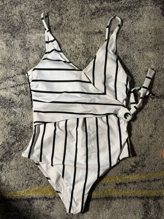 Traje de baño rayas blanco y negro