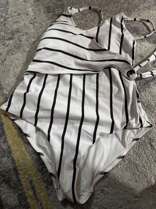 Traje de baño rayas blanco y negro