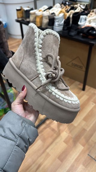 Stivaletti beige con lacci