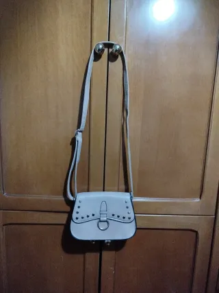 Bolso bandolera beige con tachuelas