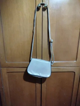 Bolso bandolera beige con tachuelas