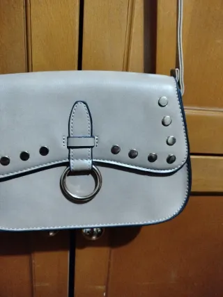 Bolso bandolera beige con tachuelas