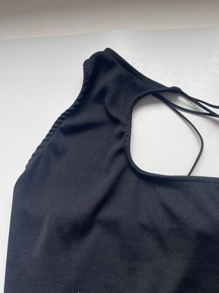 Top asimétrico Bershka negro talla L
