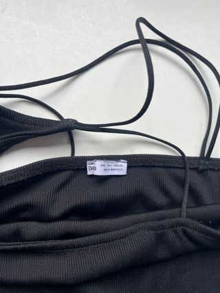 Top asimétrico Bershka negro talla L