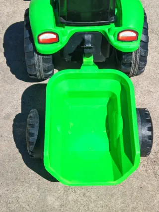 Tractor a pedales verde con remolque