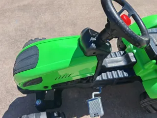 Tractor a pedales verde con remolque