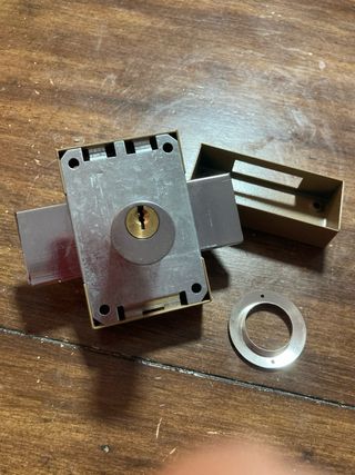 Cerradura sobreponer con botón seguridad