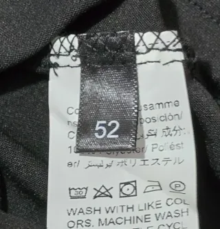 Camiseta de manga larga y cuello asimétrico.