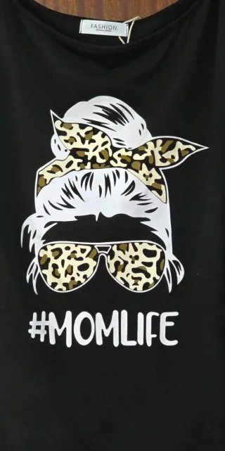 Camiseta de manga larga y cuello asimétrico.