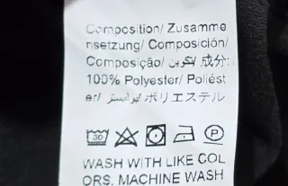 Camiseta de manga larga y cuello asimétrico.