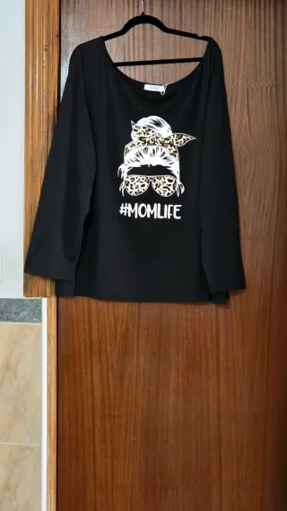 Camiseta de manga larga y cuello asimétrico.