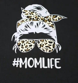 Camiseta de manga larga y cuello asimétrico.