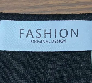 Camiseta de manga larga y cuello asimétrico.