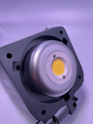 Foco Colbor CL 100M + Batería Moman + V Mount