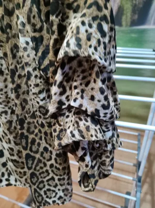 Blusa con estampado de leopardo