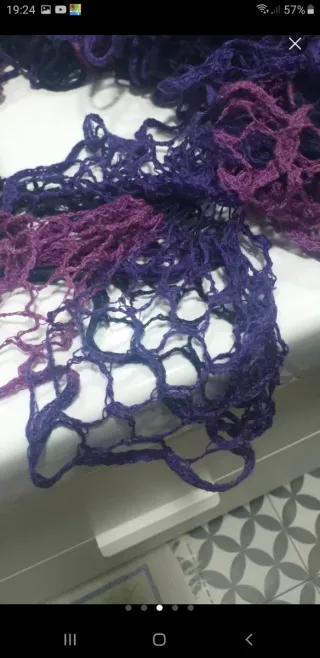 Bufanda tejida a mano morada y rosa y negro