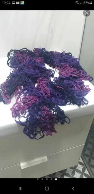 Bufanda tejida a mano morada y rosa y negro