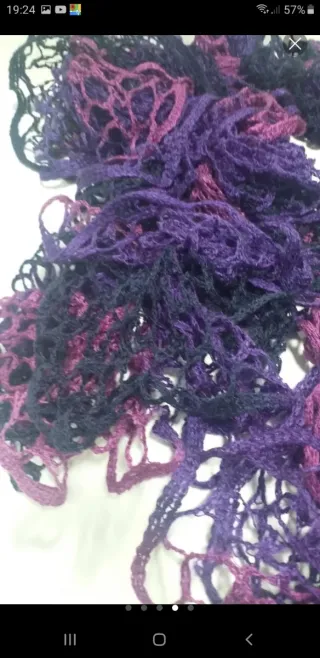 Bufanda tejida a mano morada y rosa y negro