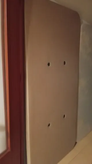 Base de cama tapizada beige con 6 patas