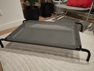 Cama elevada para mascotas negra y gris