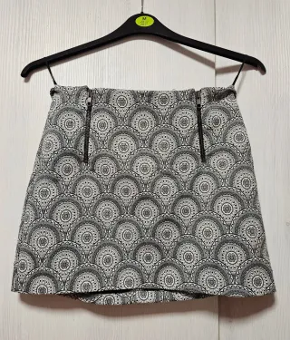 Falda mini estampada gris y blanca