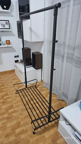 Perchero zapatero metálico negro.