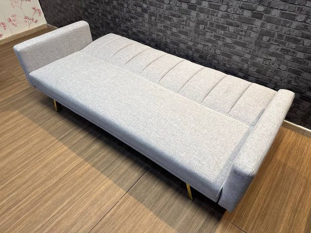 Sofá Estilo Nórdico Gris Patas Metálicas Doradas