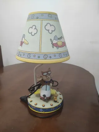 Lámpara infantil de mesa con cerdito y avión