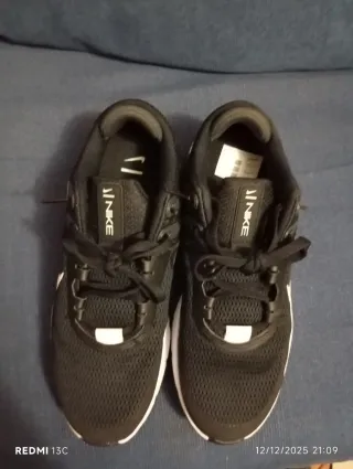 Zapatillas Nike Air Negras y Blancas sin estrenar