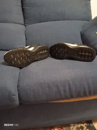 Zapatillas Nike Air Negras y Blancas sin estrenar